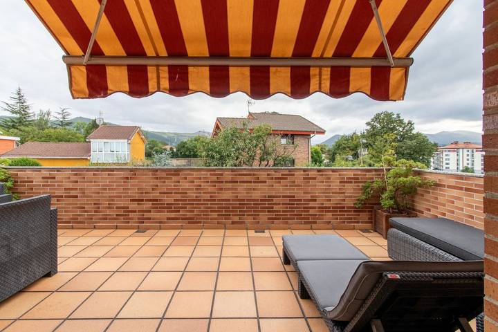 'Alojamientos Marte Habitación 4' con terraza y jardín compartidos in Torrelavega, Costa de Cantabria