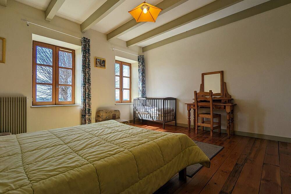 Gîte restauré avec grand terrain clos, salle de jeux, proche du Puy en Velay et Chavaniac-Lafayette in Jax, Parc Naturel Régional Livradois-Forez