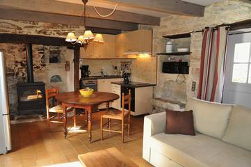 Gîte pour 4 personnes, avec terrasse ainsi que piscine et jardin dans le Lot