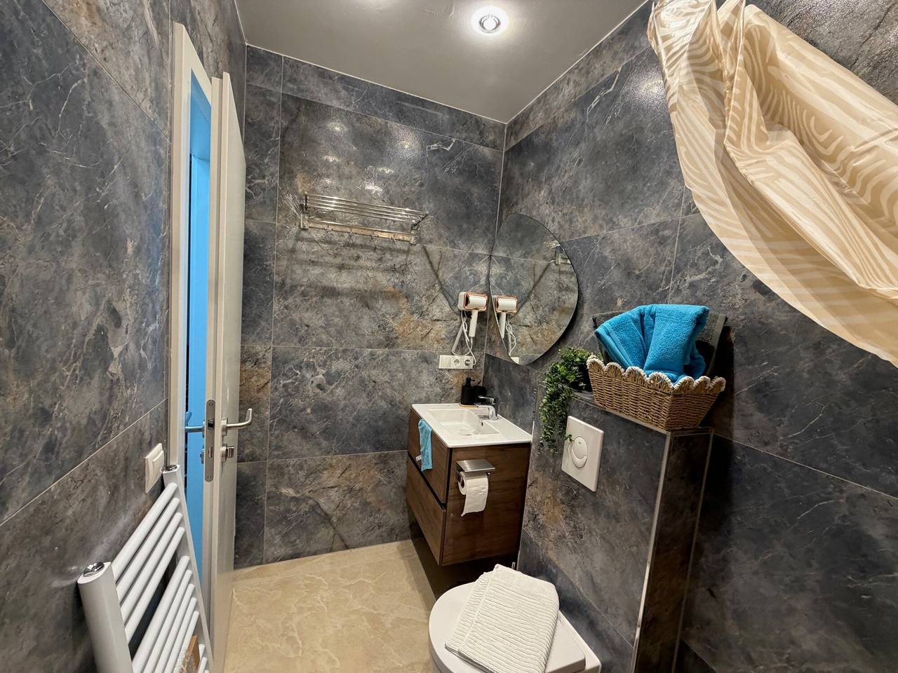 Ganze Wohnung, Apartment 'Deluxe - 3. Og' mit Wlan und Klimaanlage in Bonn, Rheinland