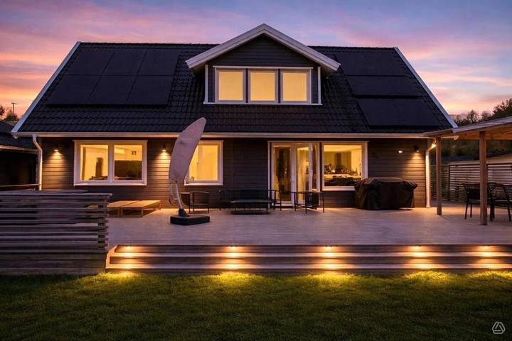 Ferienhaus für 8 Personen, mit Balkon und Whirlpool sowie Terrasse und Garten in Sävsjö