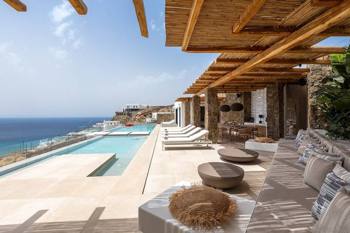 Villa for 14 people, with pool and garden as well as ocean view in Agios Stefanos