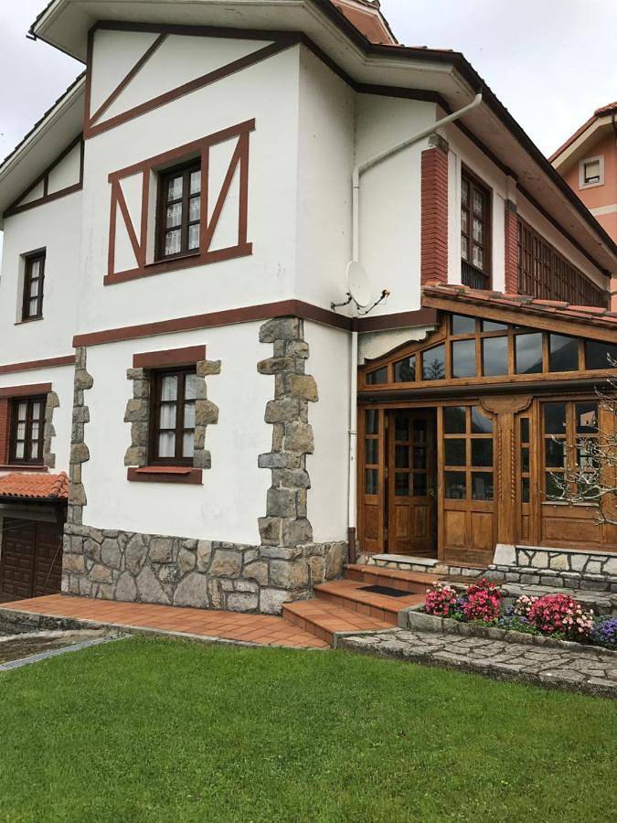 Hotel para 2 personas, con vistas además de terraza y jardín en Peñamellera Baja