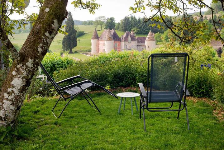 Location de vacances pour 4 personnes, avec Terrasse ainsi que Jardin et Vue dans Ménessaire