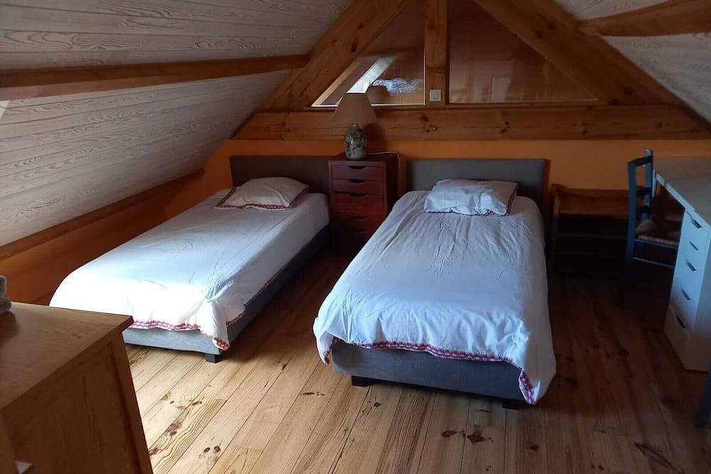 Spacious, comfortable farmhouse facing the sea in Locmaria-Plouzané, Brest region