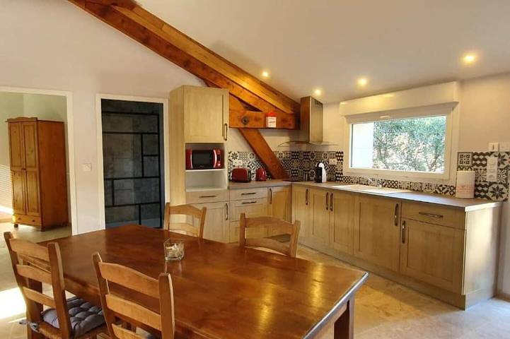 Gîte pour 4 personnes, avec Balcon ainsi que Terrasse et Jardin à La Coucourde