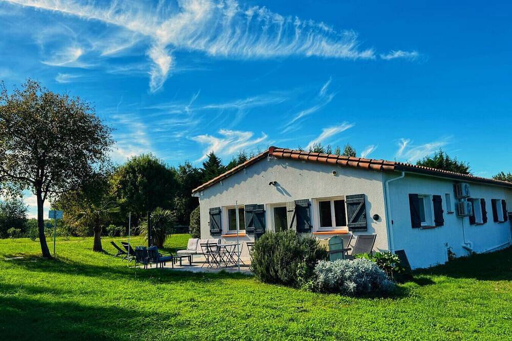Grand Cottage Piscine Privée 12p Les Cottages du Tarn in Peyrole, Région d'Albi