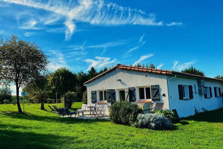 Gîte pour 12 personnes, avec Balcon et Jardin à Peyrole