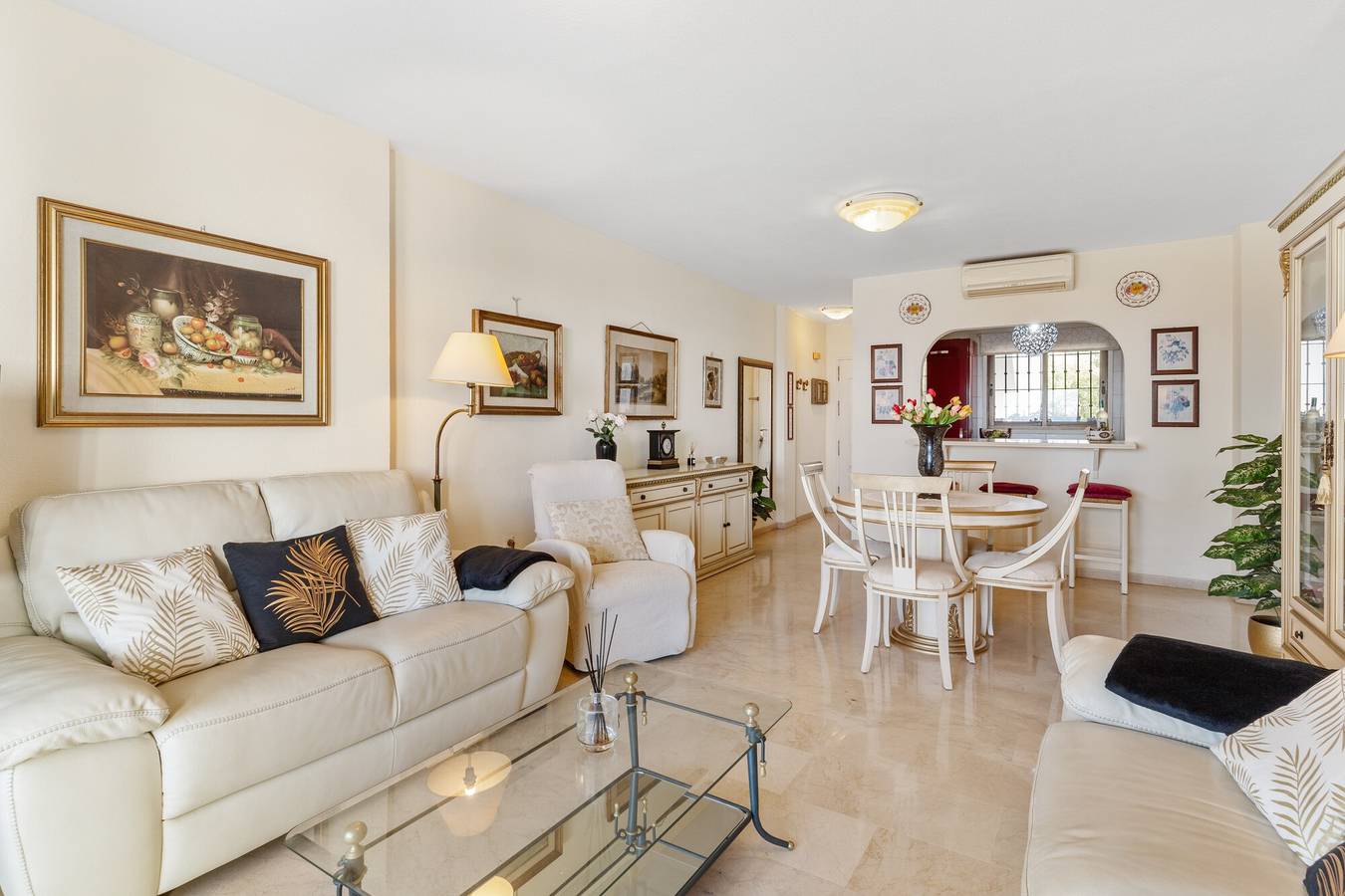 Entire apartment, Apartment 'Frente Al Mar Mijas' with Sea View, Shared Pool and Wi-Fi in Playa El Bombo, Mijas