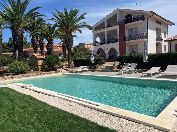 Chambre d’hôte pour 2 personnes, avec Terrasse et Jacuzzi ainsi que Jardin et Piscine à Salemi