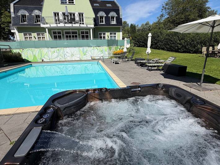 Ferienwohnung für 7 Personen, mit Balkon und Whirlpool sowie Garten und Pool in Garz/Rügen - 2