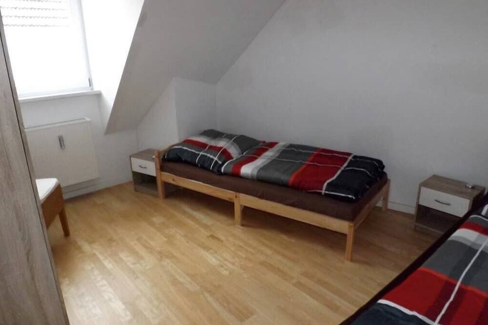 Ganze Wohnung, Helle Dachstudio Fewo mit moderner Einbauküche in Floß, Naturpark Nördlicher Oberpfälzer Wald