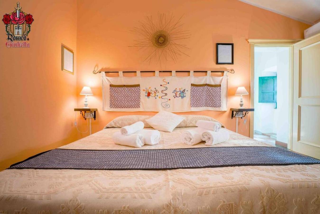 Romeo & Giulietta Rooms: Double Room in Historic Bosa in Bosa, Planargia