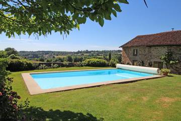 Gîte pour 6 personnes, avec piscine ainsi que jardin et terrasse, animaux acceptés à Condat-sur-Vienne