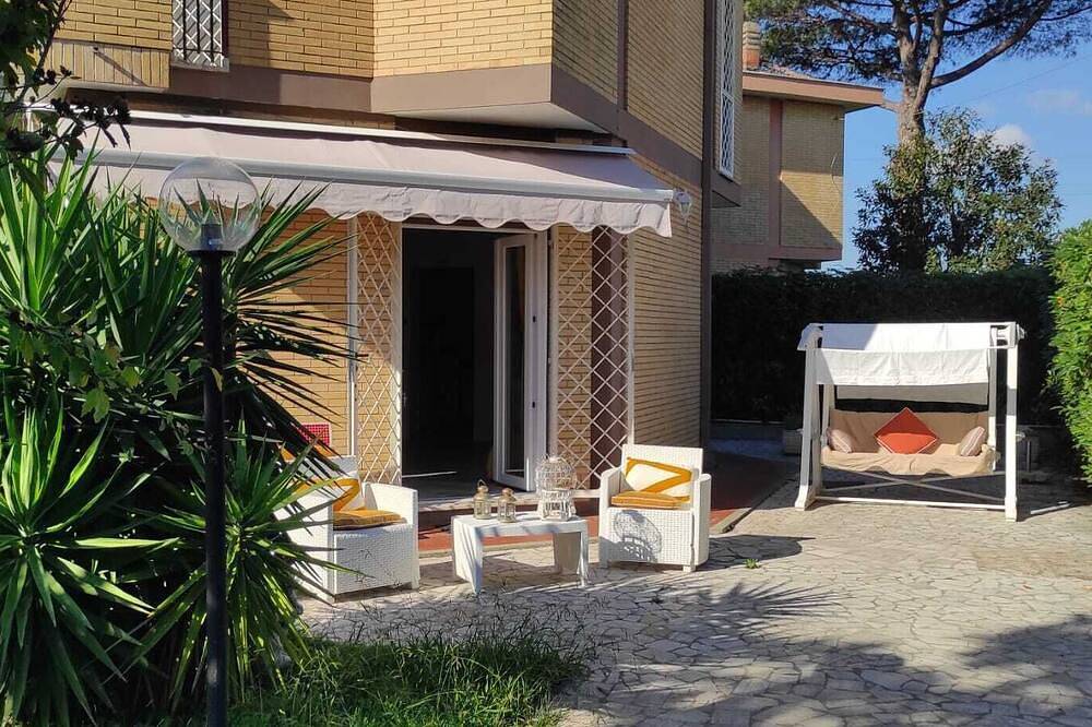 Villa Lido dei Pini garden 350sqm 3km from the sea, studio with wifi for smart work in Ardea, Provincia de Roma