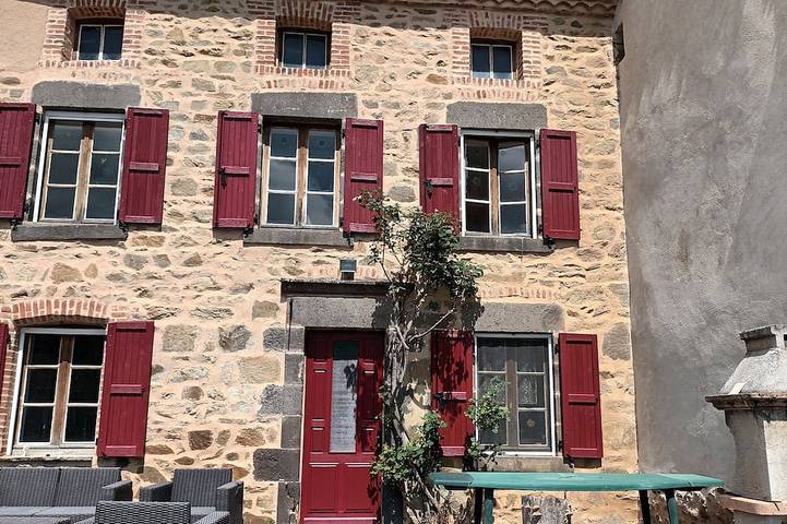 Location de vacances pour 9 personnes, avec jardin et terrasse à Lavaudieu