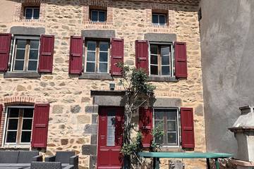 Gîte pour 9 personnes, avec terrasse et jardin à Lavaudieu