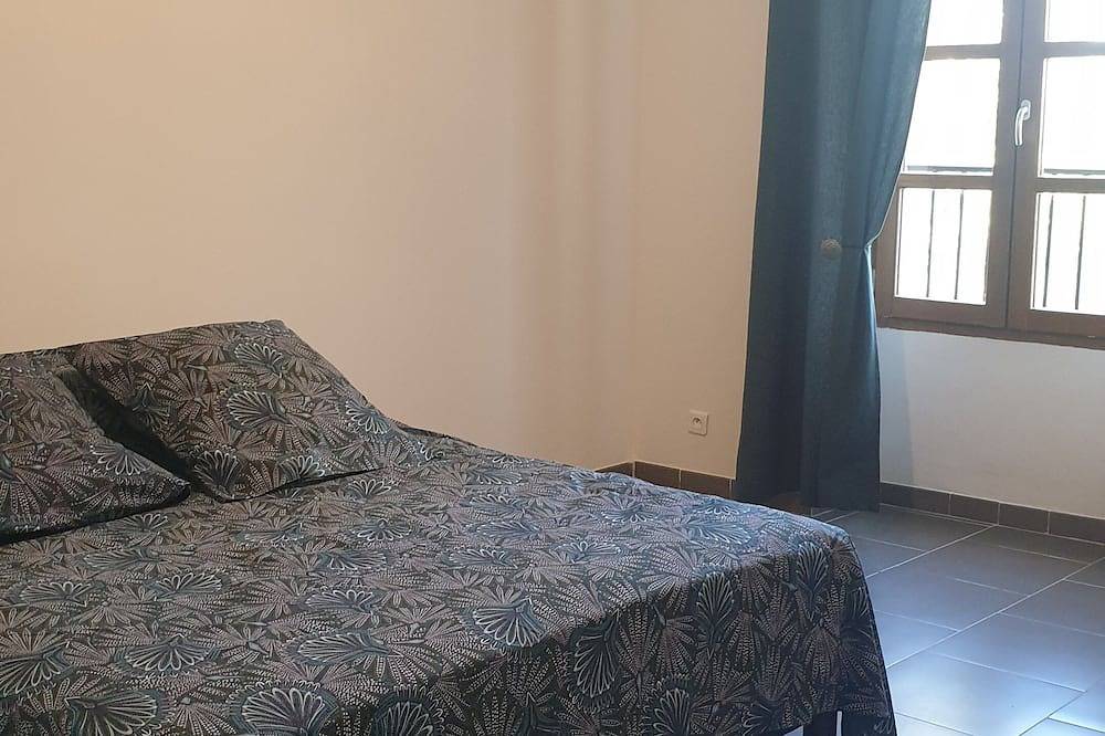 Entire apartment, Spacious renovated apartment in agricultural building in Peyrolles-en-Provence, Aix-en-Provence region