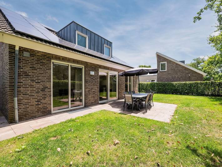 Vakantiehuis voor 8 personen, with Terras and Whirlpool as well as Tuin and Zwembad in Arcen