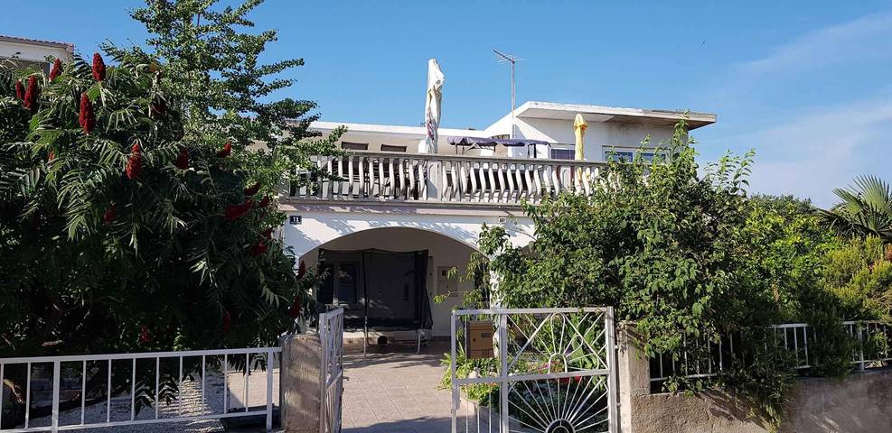 Ferienwohnung für 4 Personen, mit Garten in Pirovac