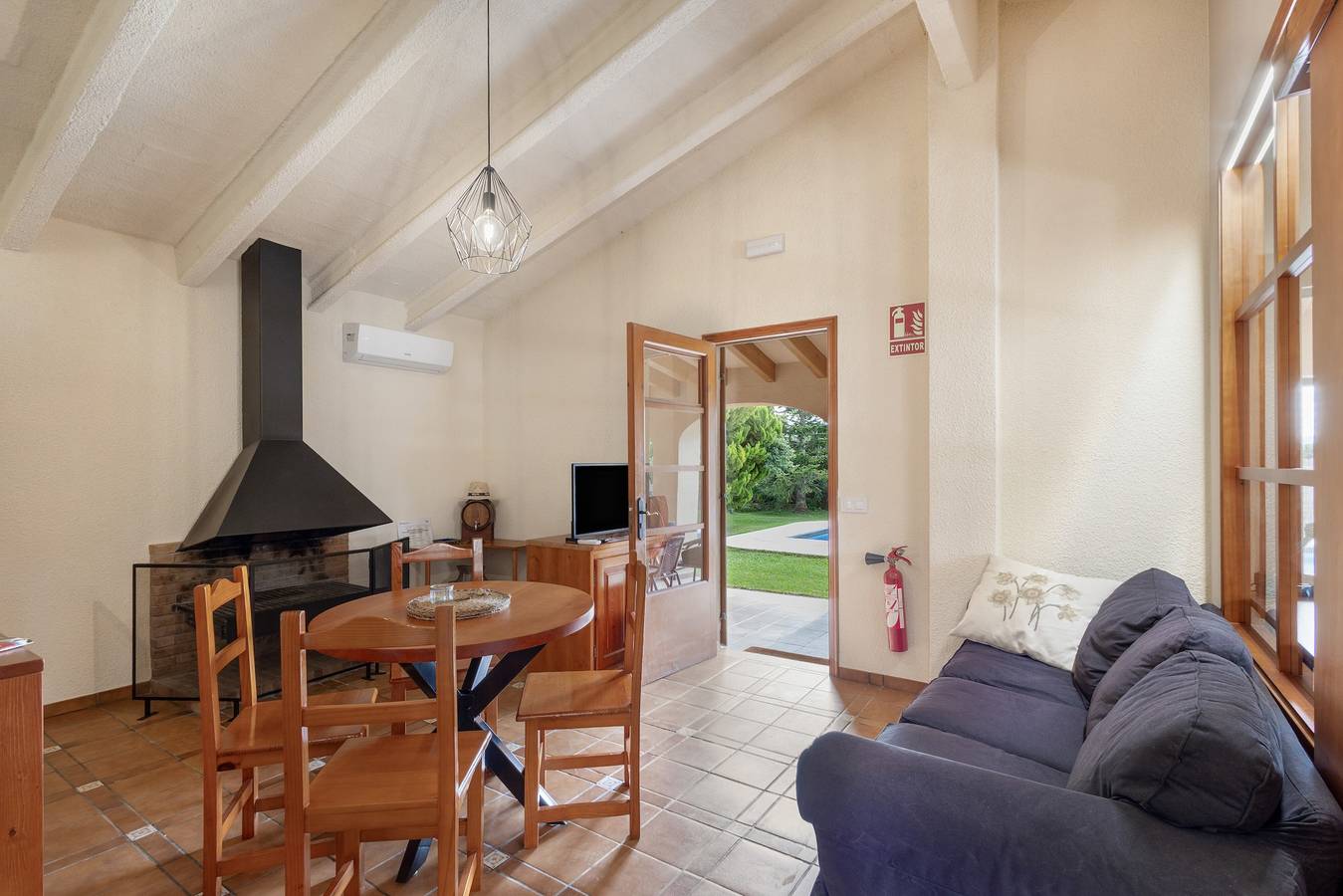 Casita de campo 'Casa Rural Amb Piscina I Jardí' con piscina privada, Wi-Fi y aire acondicionado in San Martín Sarroca, Interior de Barcelona