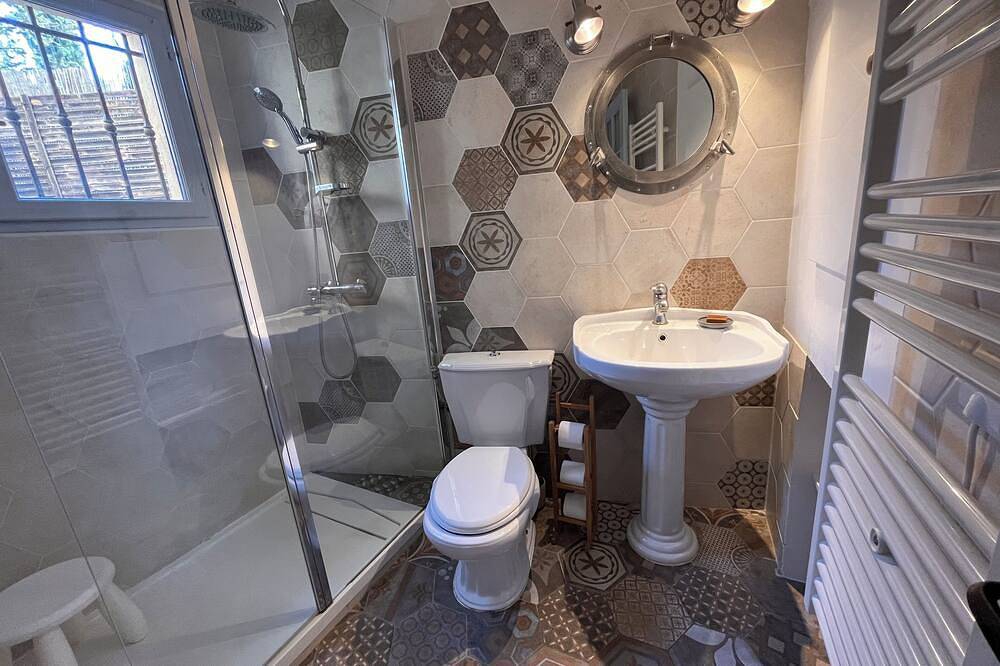 Charming provençal farmhouse with swimming pool, in the countryside by the river in Le Thoronet, Draguignan region