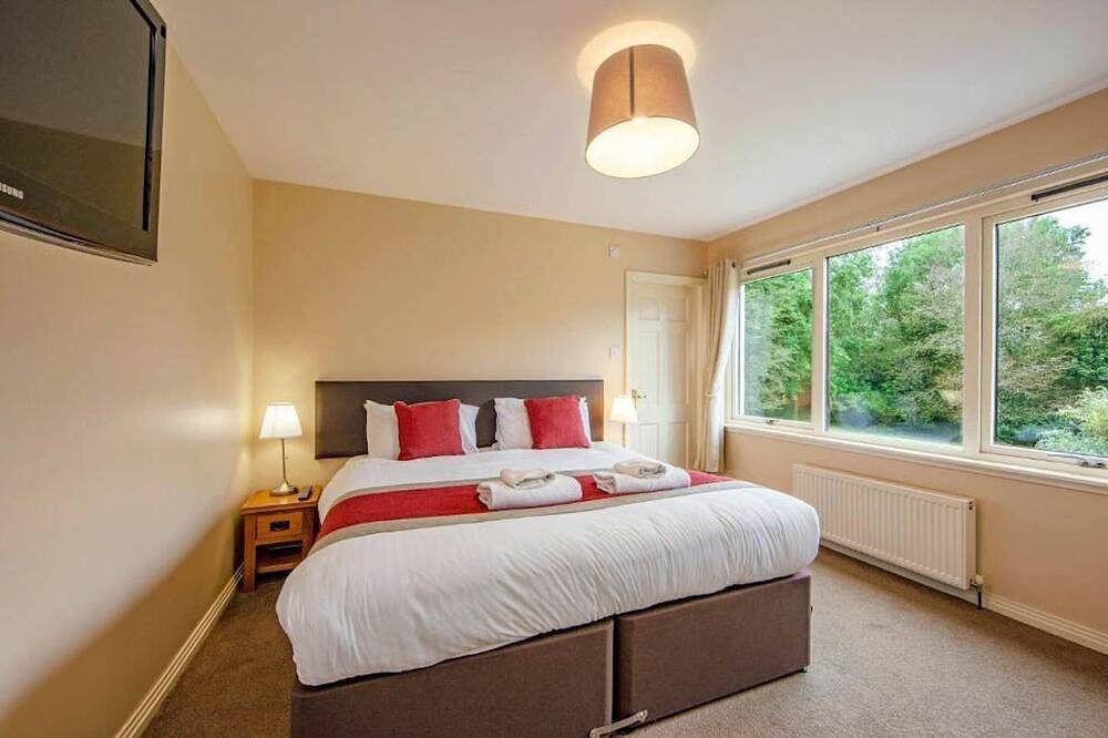 Wildwood Cottage with Hot Tub - sleeps 8 guests  in 4 bedrooms in Ballachulish, Highlands
