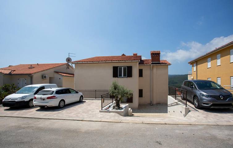 Apartamento vacacional entero, Moderno apartamento de 2 dormitorios con terraza, wifi y playa a menos de 400 m in Rabac, Labin-Rabac