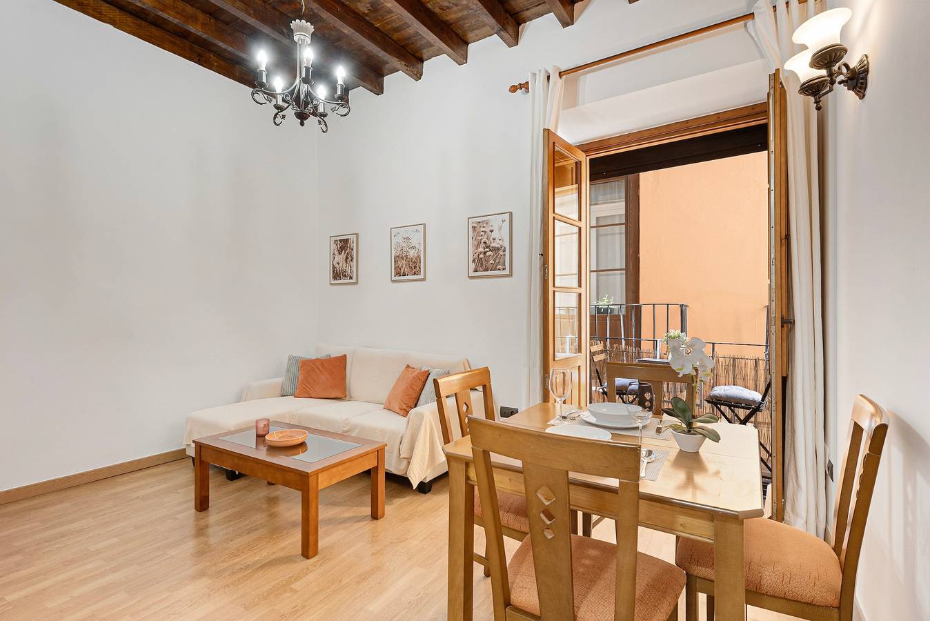 Entire apartment, Apartment 'Pérez' with Balcony, Wi-Fi and Air Conditioning in Malaga Centro Historico, Malaga