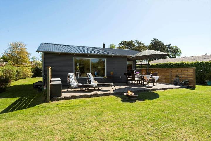 Ferieudlejning for 3 personer, med Terrasse og Have i Ajstrup Strand