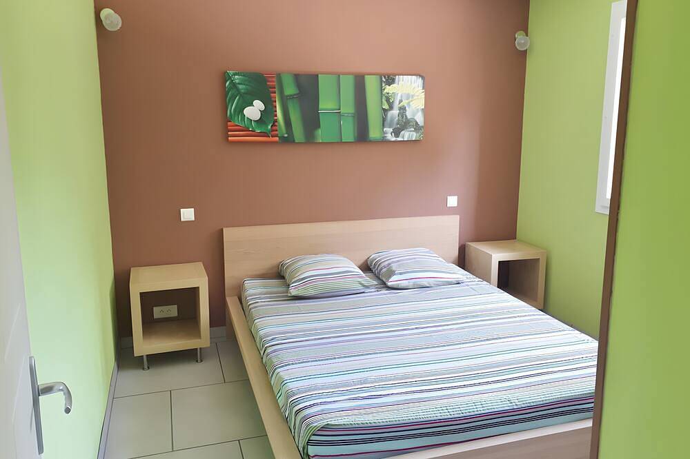 Entire apartment, Gîte 'Mas La Mounine - Gîte du Haut' with Private Garden, Wi-Fi, and Air Conditioning in Orgon, Arles region