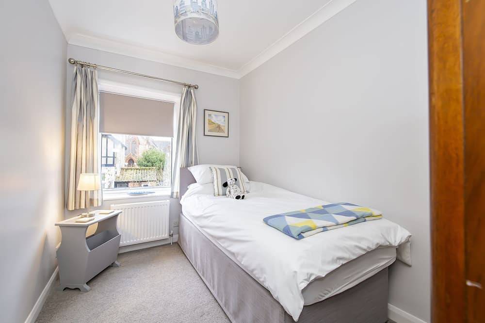 Cromer Flint Cottage, short walk to seafront and shops, free wi-fi, dog friendly in Cromer, Norfolk Coast