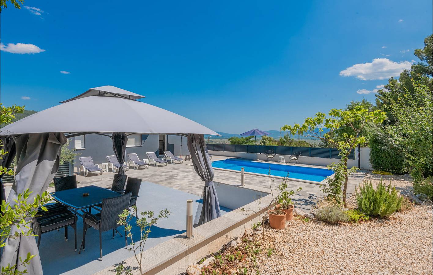 Gemütliche Ferienwohnung mit Pool, WLAN und Terrasse in der Nähe der wichtigsten Sehenswürdigkeiten von Imotski in Imotski, Makarska Riviera