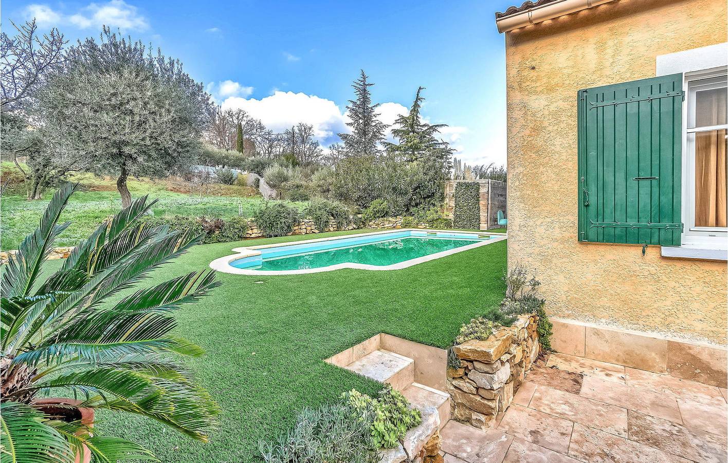 Appartement confortable avec piscine et parking, à 2 km du centre-ville in Connaux, Région de Nîmes