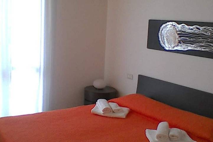Ganze Wohnung, Atemberaubender Drei-Zimmer-Seeblick in einer Residenz mit drei Swimmingpools und 36.000 m2 Grünfläche in Manerba del Garda, Gardasee-Berge