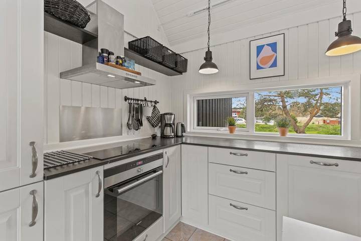 Ferienhaus für 12 Personen, mit Balkon/Terrasse und Whirlpool sowie Terrasse und Pool in Blavand - 4