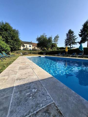 Gîte pour 4 personnes, avec jacuzzi ainsi que jardin et piscine, adapté aux familles à Crozant