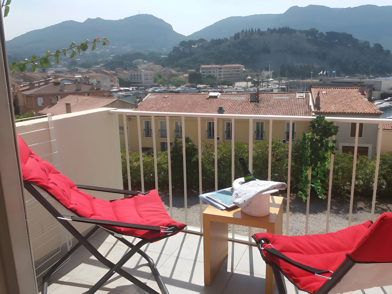 Apartamento entero, Apartamento 'Le Bellavista T2 Cassis Emplacement' con vistas al mar, balcón y Wi-Fi in Cassis, Parque nacional de las Calanques