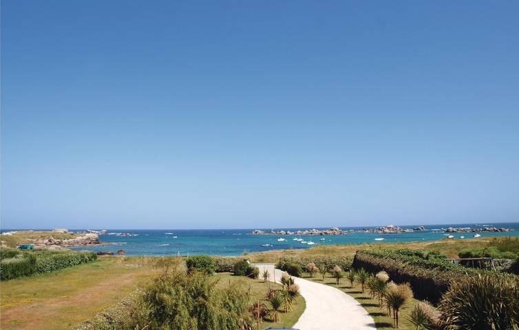 Wifi, TV, Parking, Jardin - Plage 400m in Kerlouan, Région de Brest