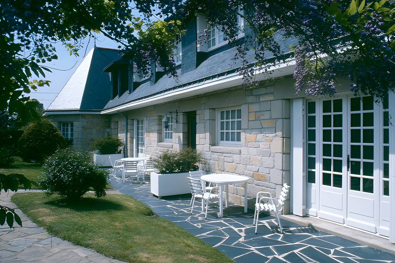 Appartement entier, Appartement 'Au Cœur du Golfe' avec terrasse privée, jardin partagé et Wi-Fi in Sarzeau, Côte des Mégalithes