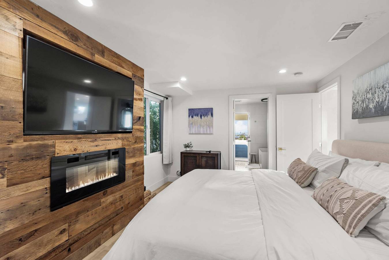 The California Ii- Mission Hills Hideaway Hot Tub in San Diego, San Diego County