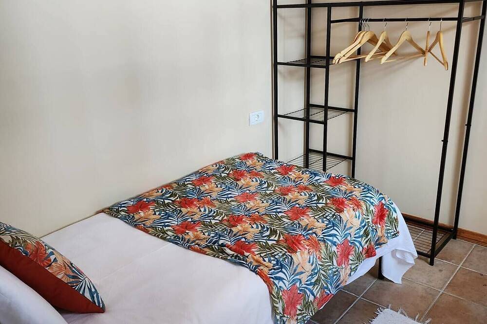 Apartamento entero, Single room with a single bed and en-suite bathroom. The window looks out onto the patio area in Vilaflor de Chasna, Tenerife Sur