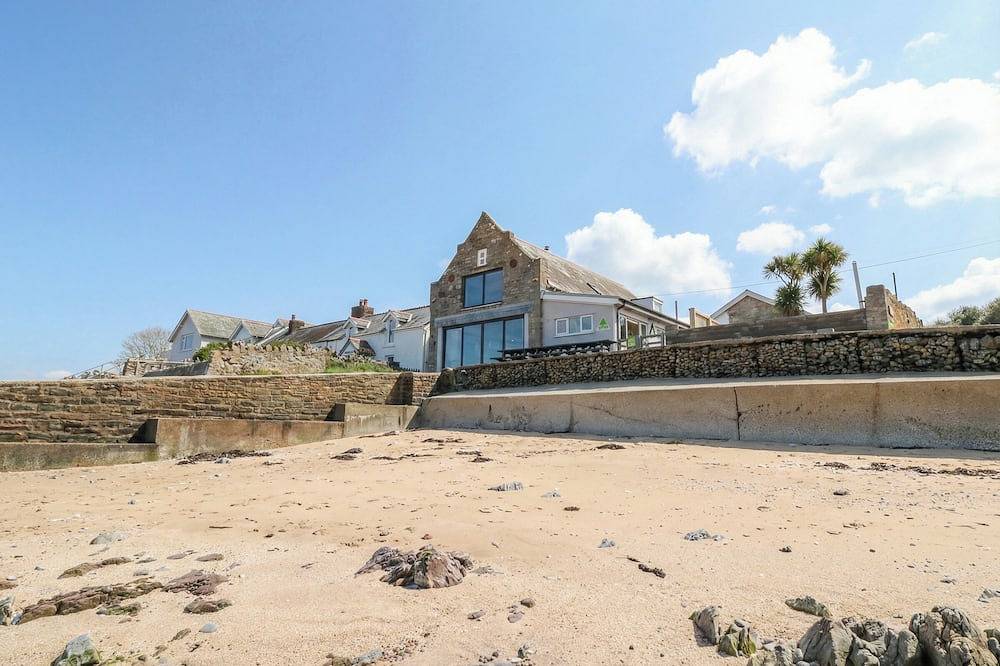 Cottage for 16 People in Swansea region