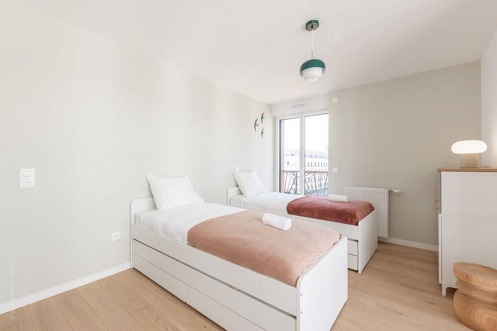 Entire apartment, Apartment-Apartment-Ensuite with Bath-Terrace-La Bella Vita By Plaza in Chessy, Seine-et-Marne