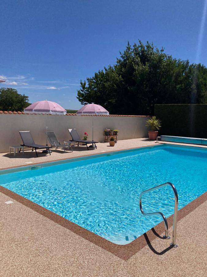 Location de vacances pour 6 personnes, avec Terrasse ainsi que Jardin et Piscine dans Bords