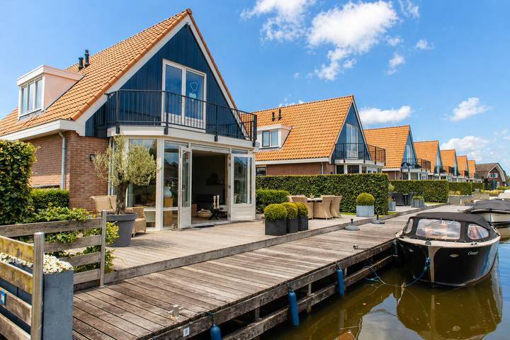 Vacation rental for 6 people, with yard and terrace as well as lake view in The Netherlands