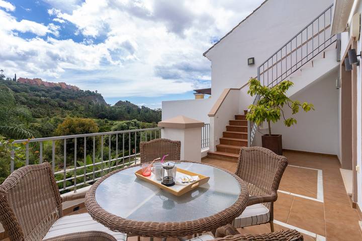 Apartamento entero, Ático con Solárium, Vistas a la Montaña, Piscina, Jardín y Wi-Fi in Los Arqueros Golf and Country Club, Benahavís
