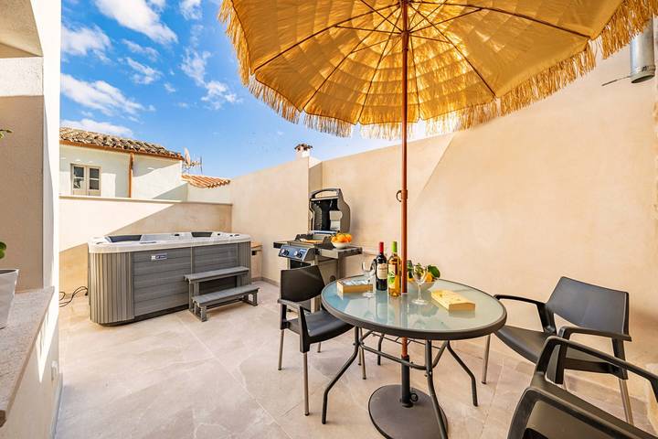 Villa für 4 Personen, mit Balkon und Whirlpool sowie Terrasse in Pollença