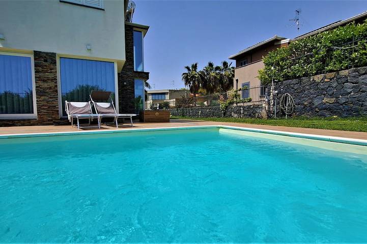 Location de vacances pour 11 personnes, avec balcon ainsi que jardin et piscine à Mascalucia