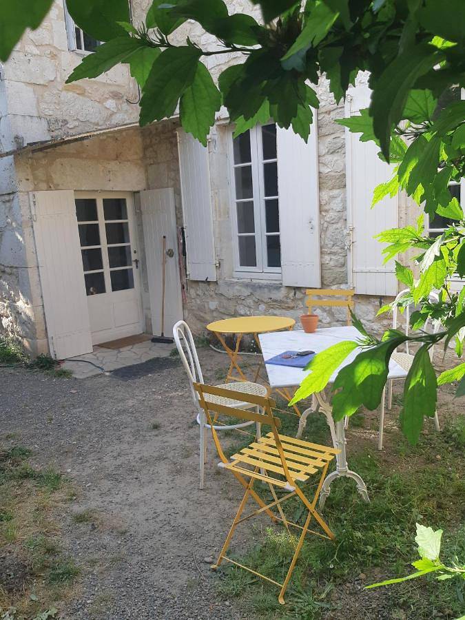 Location de vacances pour 6 personnes, avec terrasse à Vélines